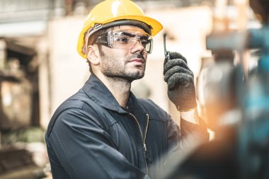 Hard Hatks Endüstrisi Mühendisleri. Ağır Sanayi Üretim Fabrikasında çalışıyorlar. Fabrikanın içinde endüstriyel işçiler. Endüstriyel fabrikada çalışan bir adam..