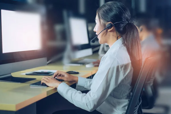 Asiática Agente Operador Confiança Mulher Com Fones Ouvido Trabalhando Call — Fotografia de Stock