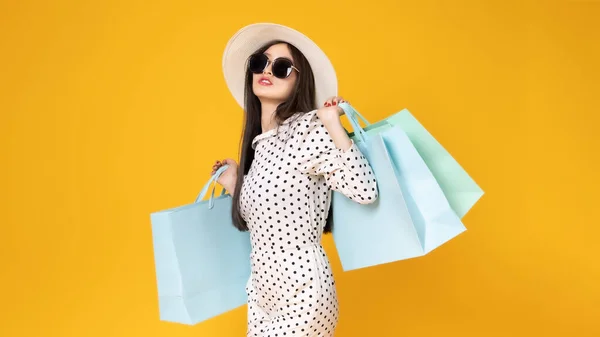 Mujer Joven Bonita Asiática Sobre Fondo Color Amarillo Ella Sonriente — Foto de Stock