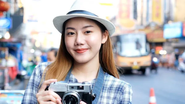Traveler Asian Blogger Kobiety Podróżują Bangkoku Tajlandia Piękne Kobiety Pomocą — Zdjęcie stockowe