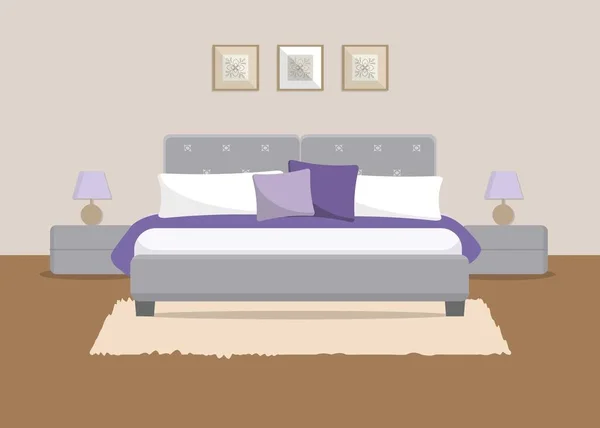Quarto em uma cor bege. Há uma cama com travesseiros violeta e branco, mesas de cabeceira, lâmpadas e outros objetos na imagem — Vetor de Stock