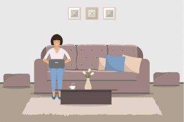 Kahverengi Mobilya Oturma odası. Genç bir kadın bir dizüstü bilgisayar ile kanepede oturuyor. Resimde bir sehpa mevcuttur. Vektör çizim.