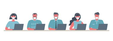 Coronavirüs salgını sırasında çağrı merkezi çalışanlarını ara. Maskeli ve kulaklıklı genç erkekler ve kadınlar beyaz arka planda masada oturuyorlar. İnsanların simgeleri. Acayip düz stil. Vektör illüstrasyonu.