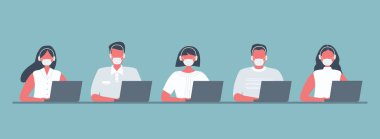 Coronavirüs salgını sırasında çağrı merkezi çalışanlarını ara. Maskeli ve kulaklıklı genç erkek ve kadınlar mavi arka planda masada oturuyorlar. İnsanların simgeleri. Düz stil. Vektör illüstrasyonu