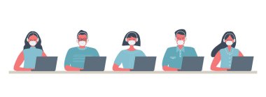 Coronavirüs salgını sırasında çağrı merkezi çalışanlarını ara. Maskeli ve kulaklıklı genç erkekler ve kadınlar beyaz arka planda masada oturuyorlar. İnsanların simgeleri. Düz stil. Vektör illüstrasyonu