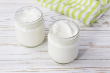 Cam ahşap masa üzerinde ev yapımı yoğurt. 