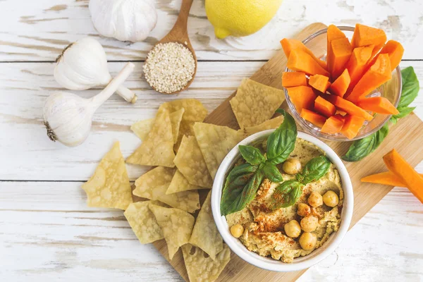 Hummus orgânico caseiro fresco com pita cheaps e manjericão — Fotografia de Stock