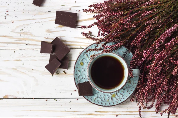 Kopje koffie, donkere chocolade en Heide bloemen — Stockfoto
