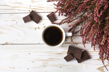 Kahve, koyu çikolata ve heather çiçek fincan