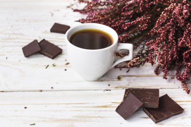 Kahve, koyu çikolata ve heather çiçek fincan