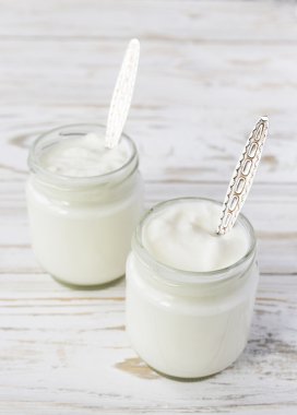 Cam ahşap masa üzerinde ev yapımı yoğurt. 