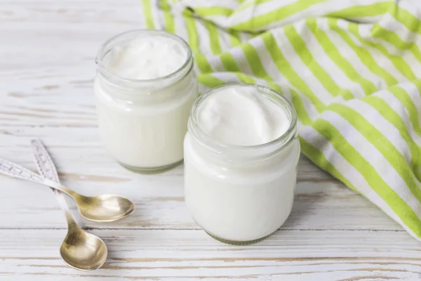 Yogurt fatto in casa in vaso di vetro sul tavolo di legno . — Foto Stock