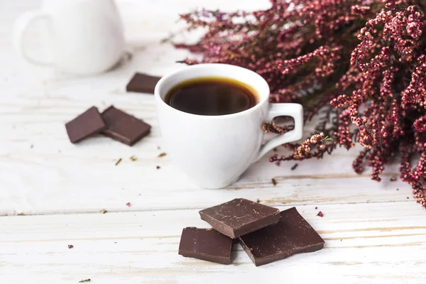 Kopp kaffe, mörk choklad och heather blommor — Stockfoto