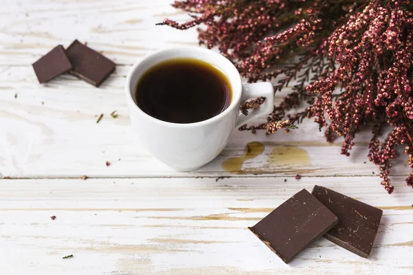 Kopje koffie, donkere chocolade en Heide bloemen — Stockfoto