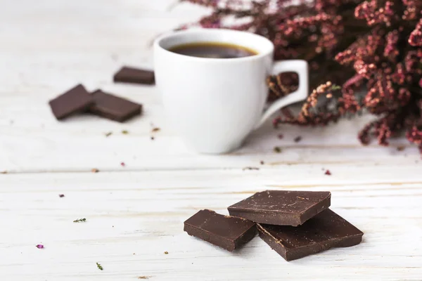Cup of coffee, dark chocolate and heather flowers — Stock Photo, Image