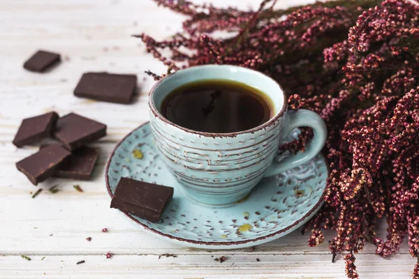 Tasse Kaffee, dunkle Schokolade und Heidekrautblüten — Stockfoto