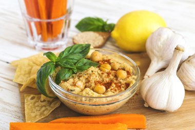 Taze ev yapımı organik humus pide cheaps ve fesleğen ile