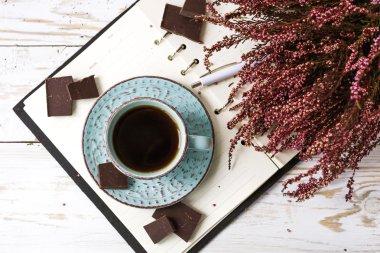 Kahve, koyu çikolata ve heather çiçek fincan