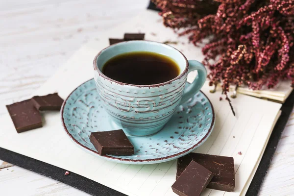 Tasse Kaffee, dunkle Schokolade und Heidekrautblüten — Stockfoto