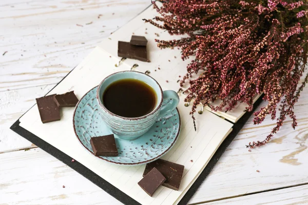 Kopje koffie, donkere chocolade en Heide bloemen — Stockfoto