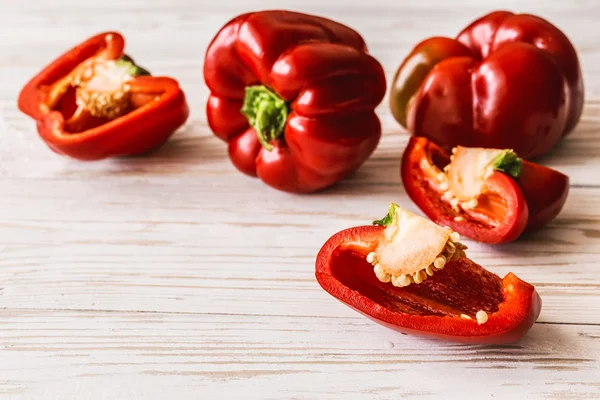 Piros kaliforniai paprika, fából készült háttér. Betakarítás — Stock Fotó