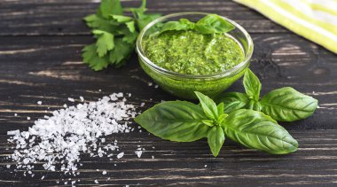 Pesto sos Cam Kavanoz, deniz tuzu ve fesleğen yaprakları