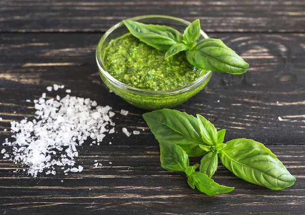 Salsa di pesto in barattolo di vetro, sale marino e foglie di basilico — Foto Stock