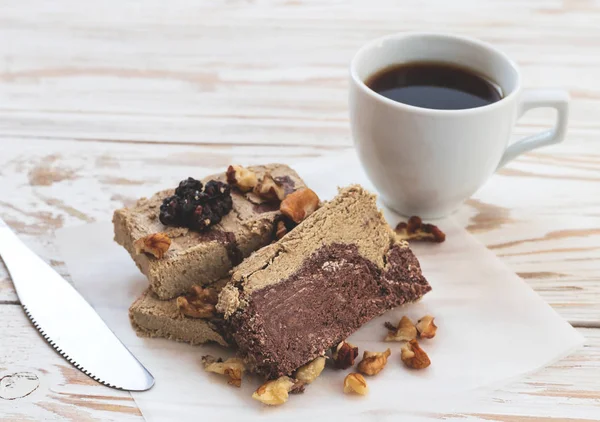 Halva de sésamo de mármol con cacao y taza de café — Foto de Stock