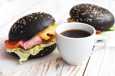 Siyah Hamburger ve kahve öğle yemeği için