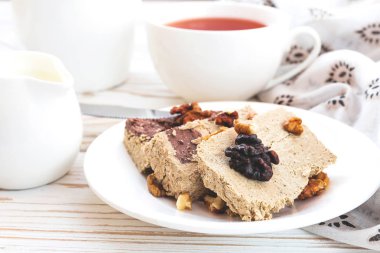 Kakao ve çay ile mermer susamlı helva