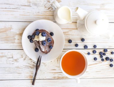 Sıcak çay ve buğday yaban mersini çikolatalı krep
