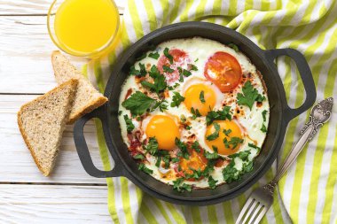 Pan kızarmış yumurta, domates ve maydanoz ekmek ile