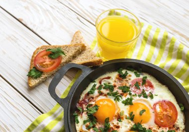 Pan kızarmış yumurta, domates ve maydanoz ekmek ile