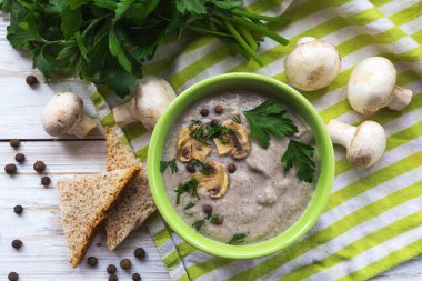 Yenibahar, maydanoz, petrol ve tost ile mantar püresi çorbası