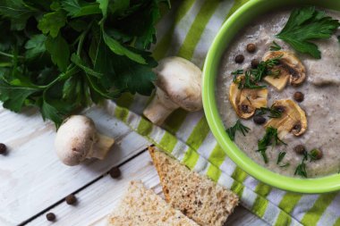 Yenibahar, maydanoz, petrol ve tost ile mantar püresi çorbası