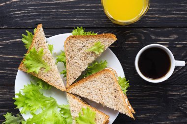 Tost, kahve ve portakal suyu fincan