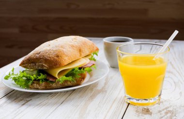 Chiabatta sandviç, kahve ve portakal suyu fincan 