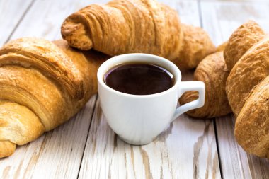 Taze kruvasanlar ve fincan espresso. Seçici odak