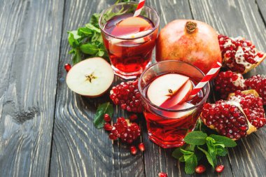 Sangria ile elma, nar, nane ve tarçın
