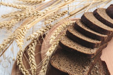 Ev yapımı ekmek ve buğday kulağı dilimlenmiş