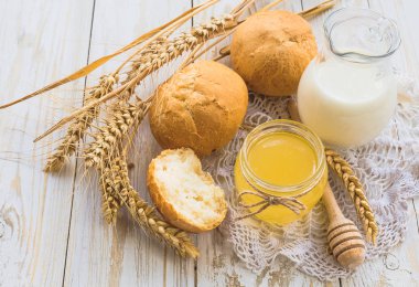 Taze ekmeği, süt, buğday spikelets ve bal