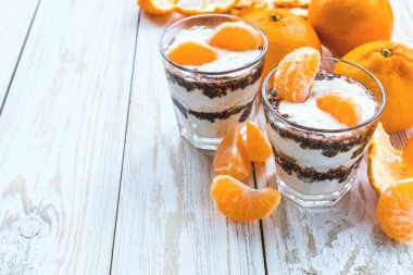 Süzme peynir Mus koyu çikolata ve mandarin ile çırpılmış