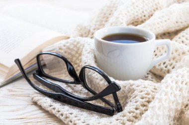 Sıcak örme ekose, bardak, fincan sıcak kahve ve kitap