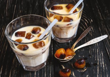 Buzlu kahve ve şeker kamışı ile süt