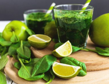 Ispanak, limon ve elma ile sağlıklı yeşil smoothie