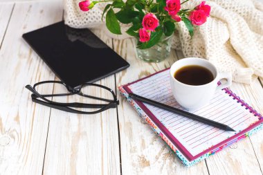 Sıcak örme şal, gözlük, kahve, defter, pensil ve tablet