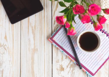 Kahve, defter, pensil ve tablet
