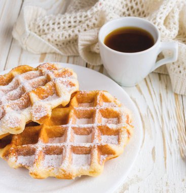 Sıcak örme şal, fincan kahve ve Belçika waffle