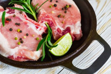 Pan taze çiğ domuz eti biber ile