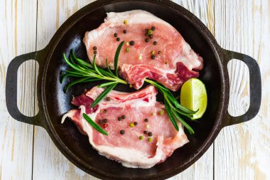 Pan taze çiğ domuz eti biber ile